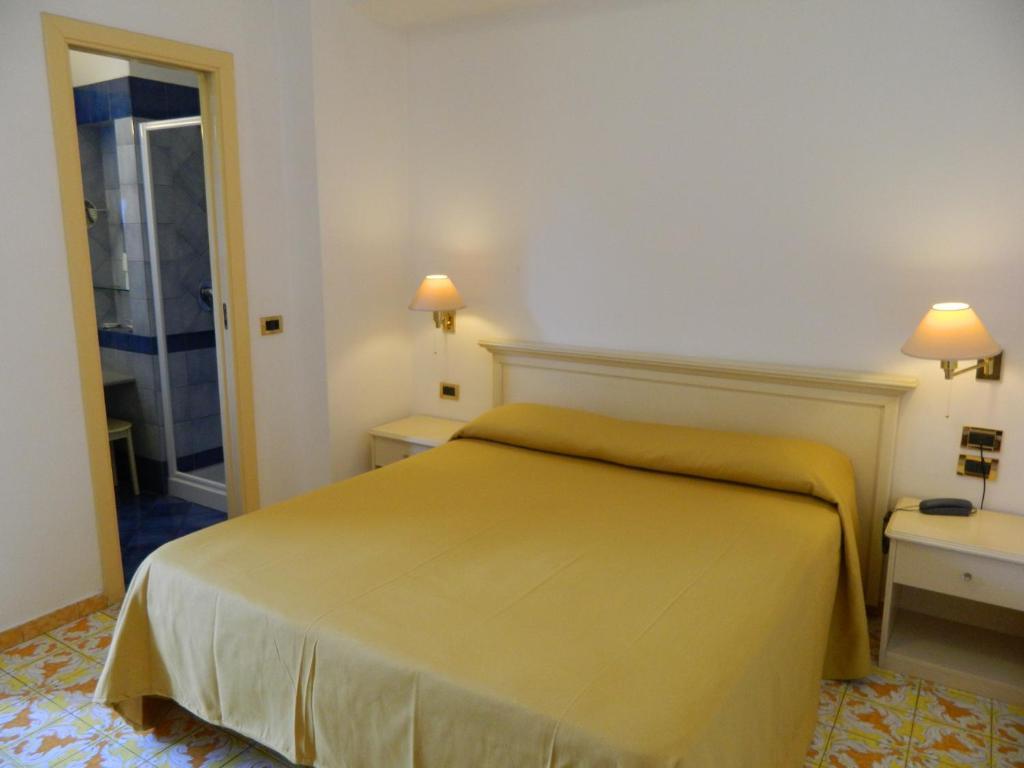 איסקיה Hotel Villa Hermosa מראה חיצוני תמונה